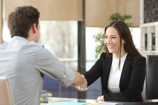Profissional conversando com cliente durante atendimento presencial