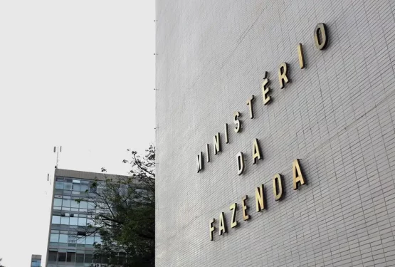 Ministro da Fazenda anuncia finalização da proposta de correção da tabela do Imposto de Renda.