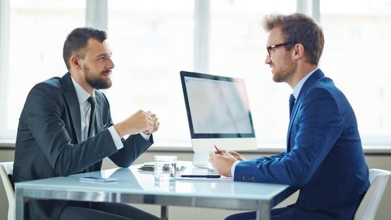 Empresário contábil conversando com cliente amigavelmente para a cobrança de honorários contábeis em atraso