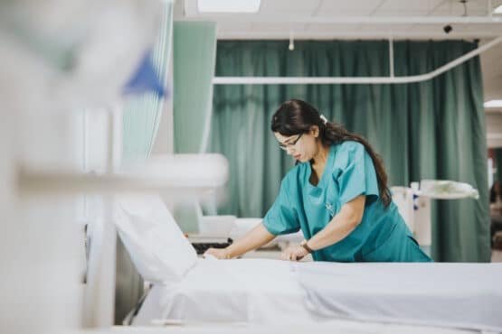 equiparação hospitalar: enfermeira prepara leito em clínica de saúde