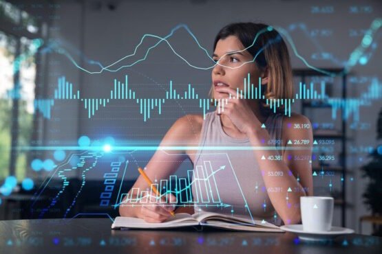 Imagem mostra contadora interagindo com Inteligência Artificial para a Contabilidade
