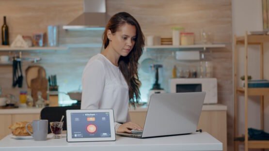 Mulher jovem usando notebook em casa, para simbolizar como abrir um escritório de contabilidade online