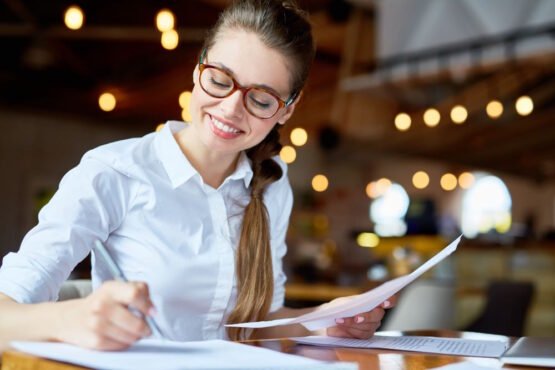 Imagem mostra jovem mulher estudante de contabilidade, ilustrando os serviços que estudantes de contabilidade podem prestar